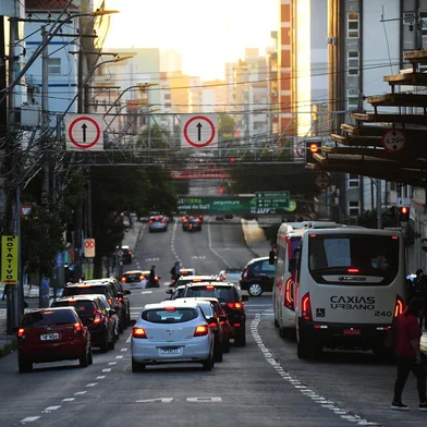 CAXIAS DO SUL, RS, BRASIL, 06/11/2023. Finalizado e já entregue na Câmara de Vereadores, o projeto que lei que cria o Plano de Mobilidade de Caxias do Sul (Planmob) será discutido com a comunidade em audiência pública no próximo dia 14. Na foto, movimento de carros e pedestres no centro de Caxias. (Porthus Junior/Agência RBS)<!-- NICAID(15589483) -->