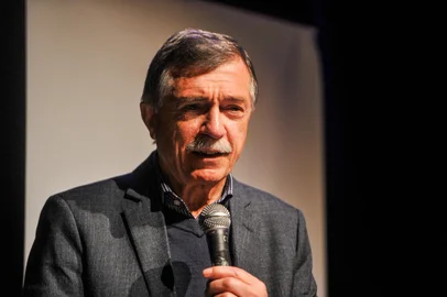 CAXIAS DO SUL, RS, BRASIL, 04/09/2023. Ocorreu hoje pela manhã, no Teatro Municipal Pedro Parenti, a solenidade de lançamento da 39a Feira do Livro de Caxias do Sul. O evento será de 29 de setembro a 15 de outubro, na Praça Dante Alighieri, com o tema "Na Leitura nos Encontramos". Na foto, Adiló Didomenico (Neimar De Cesero/Agência RBS)Indexador: NEIMAR DE CESERO<!-- NICAID(15530855) -->