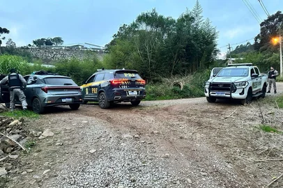Após perseguição, homem e mulher são presos com drogas e carro clonado em Caxias do Sul<!-- NICAID(16054706) -->