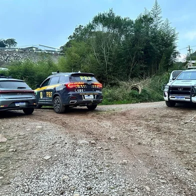 Após perseguição, homem e mulher são presos com drogas e carro clonado em Caxias do Sul<!-- NICAID(16054706) -->