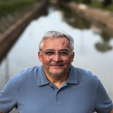 Porto Alegre, RS, BrasilOscar Soares é médico e realizou trabalhos junto a populações indígenas na amazônia. Descobriu focos de ocorrência de Tarcoma, doença considerada erroneamente erradicada no país e desenvolveu ações de tratamento nas aldeias afetadas.<!-- NICAID(16039048) -->