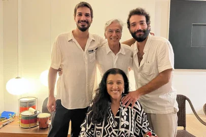 O produtor Thales Junqueira publicou uma foto ao lado do ator Humberto Carrão e escreveu na legenda um agradecimento por Reginá Casé ter sido o "cupido" da relação entre os dois. Internautas especulam que isso pode ser um indício de um romance entre Thales e Humberto.<!-- NICAID(15308564) -->
