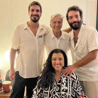 O produtor Thales Junqueira publicou uma foto ao lado do ator Humberto Carrão e escreveu na legenda um agradecimento por Reginá Casé ter sido o "cupido" da relação entre os dois. Internautas especulam que isso pode ser um indício de um romance entre Thales e Humberto.<!-- NICAID(15308564) -->
