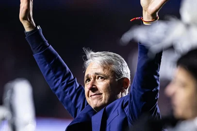 Tiago Nunes, técnico da LDU, comemora vitória sobre o São Paulo nas quartas de final da Libertadores<!-- NICAID(16136470) -->