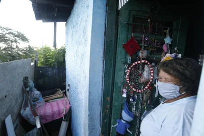 Recicladora de vila na zona sul de Porto Alegre realiza sonho, com ajuda de ong: comer capeletti. Cozinheiros do Bem entregou mais de 40 pacotes à moradora da Vila dos Sargentos; ela dividiu tudo com os vizinhos. Melânia Perez, de 56 anos.<!-- NICAID(14752034) -->