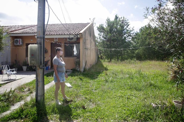 A moradora precisa realizar podas menores mensalmente para que o mato não avance ao longo de seu imóvel