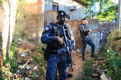 PORTO ALEGRE, 24/02/2025, Polícia Civil faz operação contra grupo criminoso identificado como responsável por um ataque a um homem no pátio de uma delegacia de Porto Alegre, no ano ado. São cumpridas 26 ordens judiciais nesta manhã na Capital e em duas casas prisionais em Charqueadas — sendo 10 de prisão preventiva e 16 mandados de busca e apreensão. Foto: Ronaldo Bernardi / Agencia RBS<!-- NICAID(15982483) -->