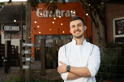 O chef Lucas Geovane Hansen está de volta ao Edelhaus. O profissional fez parte da equipe inaugural do restaraunte do Complexo Edelbrau, em Nova Petrópolis, em 2016, e agora retorna para liderar a cozinha com uma proposta autoral e renovada. <!-- NICAID(16064571) -->