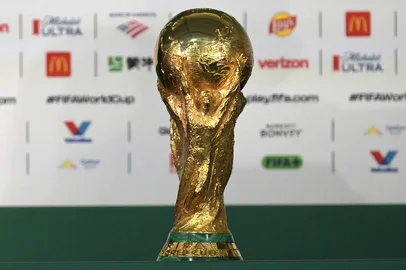 Alfredo Estrella / AFP The World Cup trophy is pictured during a press conference of FIFA President Gianni Infantino (out of frame) on the eve of the opening match of the 2026 World Cup football tournament at Mexico City Stadium in Mexico City on June 10, 2026. (Photo by Alfredo ESTRELLA / AFP)Editoria: SPOLocal: Mexico CityIndexador: ALFREDO ESTRELLASecao: world championshipFonte: AFPFotógrafo: STF<!-- NICAID(16303803) -->