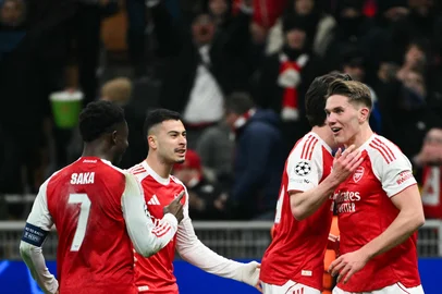 Arsenal's Swedish striker #14 Viktor Gyokeres (R) celebrates with teammates after scoring his team third goal during the UEFA Champions League, league phase day 7, football match between Inter Milan and Arsenal at San Siro stadium in Milan, northern Italy, on January 20, 2026. (Photo by Alberto PIZZOLI / AFP)<!-- NICAID(16208489) -->