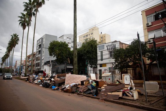 PORTO ALEGRE, RS, BRASIL, 18.05.2024: moradores dos bairros Menino Deus e Cidade Baixa fazem limpeza de casas e comércios.<!-- NICAID(15767529) -->