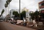 Moradores da Capital aproveitam dia sem chuva para limpar imóveis e descartar objetos danificados na enchente