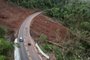 NOVA PETRÓPOLIS, RS, BRASIL, 10/08/2023. Quase dois meses depois de uma barreira ter caído no km 181, da BR-116, em Nova Petrópolis, o trânsito no local ainda não tem previsão de ser liberado totalmente. Atualmente, veículos leves são autorizados a passar pelo local, diariamente, das 7h até as 17h30min, em sistema "siga e pare". (Porthus Junior/Agência RBS)<!-- NICAID(15507308) -->