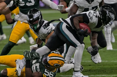 Green Bay Packers Devonte Wyatt vies for the ball during the NFL American football match Philadelphia Eagles vs Green Bay Packers, at Neo Quimica Arena in Sao Paulo, Brazil, on September 6, 2024. (Photo by Nelson ALMEIDA / AFP)Editoria: SPOLocal: Sao PauloIndexador: NELSON ALMEIDASecao: American footballFonte: AFPFotógrafo: STF<!-- NICAID(15860489) -->