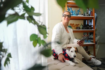CAXIAS DO SUL, RS, BRASIL, 26/04/2023. Com presença física e digital consolidadas, lojas de Caxias oferecem diferentes canais de compra aos clientes. Rafaella Pardini, 40 anos, é uma consumidora que prefere utilizar as plataformas de venda online. (Bruno Todeschini/Agência RBS)Indexador: BTK<!-- NICAID(15413401) -->