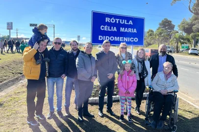 Da esquerda para a direita: Rafael Seitenfus e Davi (genro e neto, Diego Didomenico (filho), Gustavo Didomenico (filho), Dep. Elizandro Sabino, Adiló, Bianca Didomenico (filha), Helena (neta), Cíntia Didomenico, Darlan Rocha (genro) e Geny Stallivieri (mãe da Célia).<!-- NICAID(15433252) -->