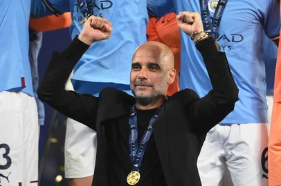 FRANCK FIFE / AFP Manchester City's Spanish manager Pep Guardiola celebrates with the winners' medal after winning the UEFA Champions League final football match between Inter Milan and Manchester City at the Ataturk Olympic Stadium in Istanbul, on June 10, 2023. (Photo by FRANCK FIFE / AFP)Editoria: SPOLocal: IstanbulIndexador: FRANCK FIFESecao: soccerFonte: AFPFotógrafo: STF<!-- NICAID(15453024) -->