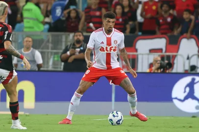 O zagueiro colorado Juninho na partida entre Flamengo e Inter, na estreia pelo Brasileirão 2025<!-- NICAID(16006264) -->