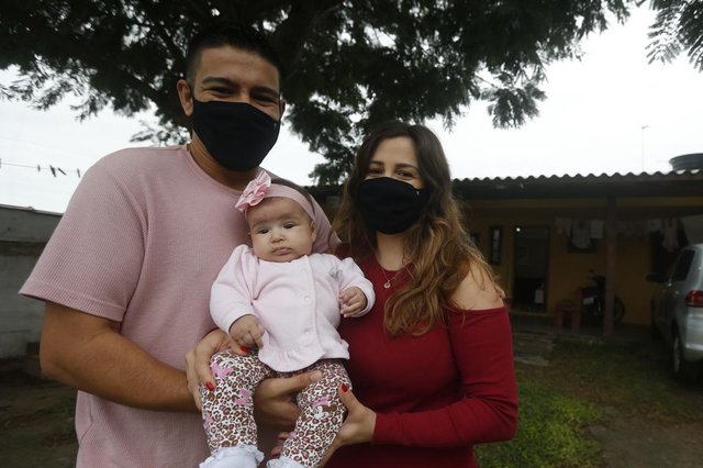 PORTO ALEGRE, RS, BRASIL,  06/05/2021-Especial Dia das Mães - maternidade na pandemia. Na foto: Janaína Thiesen de Souza, 36 anos, teve sua primeira filha, Betina, no dia 30 de dezembro.  Foto: Lauro Alves / Agencia RBS<!-- NICAID(14775923) -->