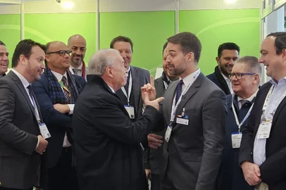 Será difícil, mas não é impossível o governo gaúcho vir a propor uma alíquota menor no projeto para aumentar o Imposto sobre Circulação de Mercadorias e Serviços (ICMS). Foi essa a sinalização do governador Eduardo Leite aqui em Hannover, na Alemanha, ao ser questionado sobre o apoio que o presidente da Federação das Indústrias do Rio Grande do Sul (Fiergs), Gilberto Petry, disse à coluna que daria à elevação para 18%, um percentual intermediário. Lembrando: hoje está em 17%, o governador propôs 19,5% e desistiu por falta de apoio na Assembleia e a proposta de agora é de 19%, com previsão de ser votada em 14 de maio.<!-- NICAID(15741556) -->