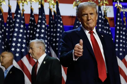 Republican Presidential Nominee Donald Trump Holds Election Night Event In West Palm BeachWEST PALM BEACH, FLORIDA - NOVEMBER 06: Republican presidential nominee, former U.S. President Donald Trump arrives to speak during an election night event at the Palm Beach Convention Center on November 06, 2024 in West Palm Beach, Florida. Americans cast their ballots today in the presidential race between Republican nominee former President Donald Trump and Vice President Kamala Harris, as well as multiple state elections that will determine the balance of power in Congress.   Chip Somodevilla/Getty Images/AFP (Photo by CHIP SOMODEVILLA / GETTY IMAGES NORTH AMERICA / Getty Images via AFP)Editoria: POLLocal: West Palm BeachIndexador: CHIP SOMODEVILLASecao: electionFonte: GETTY IMAGES NORTH AMERICAFotógrafo: CONTRIBUTOR<!-- NICAID(15908486) -->