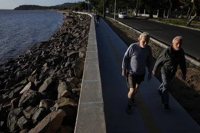 PORTO ALEGRE, RS, BRASIL, 06-11-2025: Obra na orla de Ipanema: As obras da estrutura costeira na zona sul de Porto Alegre chegaram a 86%. Foto: Renan Mattos / Agência RBS<!-- NICAID(16162557) -->