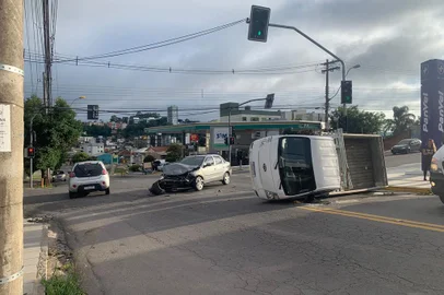 Na manhã deste sábado (25), por volta das 7h10 um acidente de trânsito com lesões foi atendido pela Brigada Militar na esquina da Avenida França com a Rua Bortolo Zani no bairro Bela Vista, em Caxias do Sul.<!-- NICAID(15359641) -->