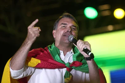 Jonathan Heckler / Grupo RBS PORTO ALEGRE, RS, BRASIL, 02-09-2026: Comício do candidato Flávio Bolsonaro no Parcão. Foto Jonathan Heckler/Grupo RBS<!-- NICAID(16358201) -->