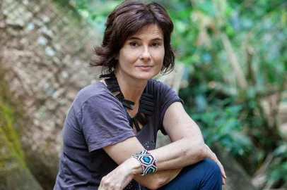 Eliane Brum, a porta-voz do jornalismo humanizado, palestra a estudantes nos 30 anos da graduação da UCSPalestrante convidada para o evento que celebra três décadas do Jornalismo da UCS aborda o exercício profissional ante a crise climática, na noite de 18 de agostoSobre Eliane BrumAlém de jornalista, Eliane Brum é escritora e documentarista. Gaúcha, nascida em Ijuí, trabalhou 11 anos como repórter do jornal Zero Hora, de Porto Alegre, antes de exercer a profissão em São Paulo. Com quase 35 anos de carreira, atualmente é colunista do jornal espanhol El País e também atua como colaboradora de jornais como The Guardian e The New York Times.<!-- NICAID(15178318) -->