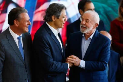 Lula elogia Haddad e diz que governo busca fazer tributação mais justaDF - LULA/HADDAD/ELOGIOS - ECONOMIA - O presidente Luiz Inácio Lula da Silva (d), o ministro da Fazenda, Fernando Haddad (c), e o ministro da   Agricultura, Carlos Fávaro, na cerimônia de lançamento do Plano Safra 2025/2026 para a agricultura empresarial, no   Palácio do Planalto, em Brasília, nesta terça-feira, 1 de julho de 2025. Lula disse que é preciso preservar o meio   ambiente e recuperar terras degradadas para produzir mais em menos área. Para falar da importância da questão   climática, o presidente citou também as diversas paralisações de partidas da Copa do Mundo de Clubes da Fifa, que   está sendo realizada nos Estados Unidos.   01/07/2025 - Foto: WILTON JUNIOR/ESTADÃO CONTEÚDOEditoria: ECONOMIALocal: BRASÍLIAIndexador: WILTON JUNIORFonte: ESTADAO CONTEUDOFotógrafo: ESTADÃO CONTEÚDO<!-- NICAID(16071282) -->