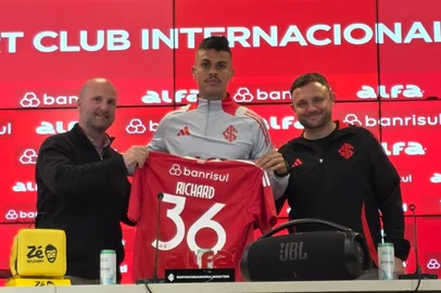 Apresentação de Richard, volante do Inter. Ao lado dele, o vice-presidente de futebol José Olavo Bisol (esquerda) e o executivo André Mazzuco (direita)<!-- NICAID(16088518) -->