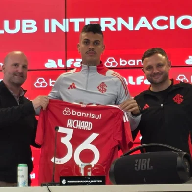 Apresentação de Richard, volante do Inter. Ao lado dele, o vice-presidente de futebol José Olavo Bisol (esquerda) e o executivo André Mazzuco (direita)<!-- NICAID(16088518) -->