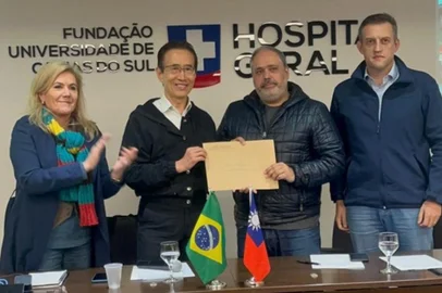 Em encontro realizado no salão de atos do Hospital Geral de Caxias do Sul, o escritório Econômico e Cultural de Taipei oficializou nesta sexta-feira (10/5), a doação de 250 mil reais ao Rio Grande do Sul, enviados à conta do SOS Rio Grande do Sul. <!-- NICAID(15761614) -->