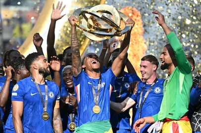 Chelsea's players celebrate with the trophy during the award ceremony at the end of the FIFA Club World Cup 2025 Champions, following the final football match between England's Chelsea and France's Paris Saint-Germain at the MetLife Stadium in East Rutherford, New Jersey on July 13, 2025. (Photo by Paul ELLIS / AFP)Editoria: SPOLocal: East RutherfordIndexador: PAUL ELLISSecao: soccerFonte: AFPFotógrafo: STF<!-- NICAID(16079706) -->