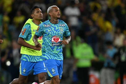 Brazil's defender #02 Wesley (R) warms up with teammates ahead of the international friendly football match between Brazil and Panama at the Maracana stadium in Rio de Janeiro, Brazil on May 31, 2026. (Photo by Mauro PIMENTEL / AFP)Editoria: SPOLocal: Rio de JaneiroIndexador: MAURO PIMENTELSecao: soccerFonte: AFPFotógrafo: STF<!-- NICAID(16301354) -->