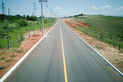Trecho de chão batido da Estrada Presidente Lucena, em Novo Hamburgo, ganhou asfalto. Foto: Pavicon/Divulgação<!-- NICAID(16237810) -->