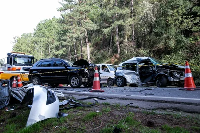 Homem morre e outras duas pessoas ficam feridas em acidente na RS-122, em Caxias do Sul. Colisão envolveu três veículos no km 74.<!-- NICAID(16114212) -->