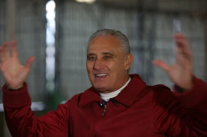 CAXIAS DO SUL, RS, BRASIL, 30/05/2025. Adenor Bachi, o Tite. Ex-técnico da Seleção Brasileiro e do Caxias, fala sobre os 25 anos da conquista do Campeonato Gaúcho 2000. Na entrevista também estava presente o médico Aloir de Oliveira, que também trabalhava com a SER Caxias na época da conquista. (Porthus Junior/Agência RBS)<!-- NICAID(16049181) -->