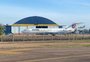 Avião deixado no alagamento do Salgado Filho é removido