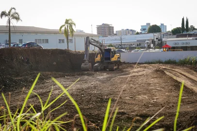 Foi assinada na manhã desta terça-feira (22) a ordem de início das obras para a construção do Centro Especializado em Reabilitação (CER III) de Farroupilha. A estruturada funcionará junto à Avenida Armando Antonello, ao lado do Centro de Saúde, em uma área de mais de 2,4 mil metros quadrados. Estão previstos atendimentos de reabilitação física e intelectual, neuropediatría, neurologia, fisioterapia, fisioterapia bobath, fonoaudiologia, terapia ocupacional, entre outros, distribuídos em 17 consultórios individuais.<!-- NICAID(16021571) -->