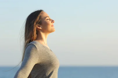 Side view portrait of a relaxed woman breathing fresh air on the beach - Foto: PheelingsMedia/stock.adobe.comFonte: 316573454<!-- NICAID(15330746) -->
