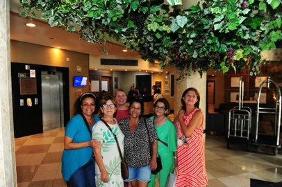 CAXIAS DO SUL, RS, 21/02/2024. Rede hoteleira de Caxias do Sul comemora a realização da Festa da Uva. Na foto, o grupo de turistas de Criciuma: Virgínia Duarte da Silva Cardoso, Anair Zanette, Marlene Macarini (atrás), Neusa Aguiar, Virgínia Pereira da Silva e Diana de Lorenzi. (Porthus Junior/Agência RBS)<!-- NICAID(15686070) -->