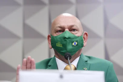 Comissão Parlamentar de Inquérito da Pandemia (CPIPANDEMIA) realiza oitiva de empresário acusado de pertencer ao chamado "gabinete paralelo", grupo suspeito de aconselhar o presidente da República em relação à pandemia de covid-19, promovendo ideias sem comprovação científica, como o "tratamento precoce" com hidroxicloroquina e ivermectina. Mesa:advogado Beno Brandão;empresário Luciano Hang.Foto: Edilson Rodrigues/Agência Senado / DivulgaçãoLocal: BrasÃ­liaIndexador: Edilson RodriguesFonte: AgÃªncia SenadoFotógrafo: e<!-- NICAID(14901834) -->