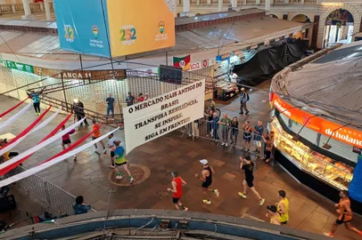 Maratona de POA no Mercado Público<!-- NICAID(15878496) -->
