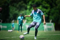 O Juventude finalizou, nesta segunda-feira (27) os treinos para jogo da 3ª rodada do Gauchão, contra o Guarany de Bagé. Na foto, o meia Davi Góes.<!-- NICAID(15962771) -->