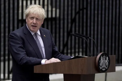Britain's Prime Minister Boris Johnson makes a statement in front of 10 Downing Street in central London on July 7, 2022. - Johnson quit as Conservative party leader, after three tumultuous years in charge marked by Brexit, Covid and mounting scandals. (Photo by Niklas HALLE'N / AFP)Editoria: POLLocal: LondonIndexador: NIKLAS HALLE'NSecao: crisisFonte: AFPFotógrafo: STR<!-- NICAID(15142452) -->