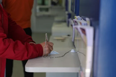 Jefferson Botega / Agencia RBS Porto Alegre, RS, Brasil — A aposta vencedora da Mega-Sena foi registrada na Lotérica Loterias da Sorte, também conhecida como Loteria A 99, localizada no tradicional bairro Azenha, em Porto Alegre. O ponto de sorte fica próximo ao cruzamento da Avenida da Azenha com a Bento Gonçalves, região de intenso movimento comercial e histórico da capital gaúcha.Indexador: jeff botega<!-- NICAID(16135148) -->