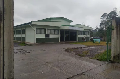 *****ATENÇÃO*****Fotos tiradas sem autorização da SMS..No dia 25 de agosto de 2022, o médico Droanle Chavez Casas, 42, que atende, pelo menos, 24 pacientes ao dia na Unidade Básica de Saúde (UBS) Campos da Serra, em Caxias do Sul, ficará desempregado. Ele está entre os 15 médicos do município que, até o final de agosto, terão encerrados os contratos de dois anos firmados com o Governo Federal pelo Programa Mais Médicos para trabalhar na atenção básica em Saúde do município. Segundo dados do Ministério da Saúde, 19 profissionais atuam na cidade pelo programa, que existe desde 2013, mas que está sendo gradativamente substituído pelo Médicos pelo Mundo, proposta lançada em 2019 pela atual gestão federal. Até o momento, está previsto o envio de quatro médicos para a cidade neste novo modelo de contratação.<!-- NICAID(15135531) -->