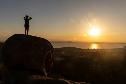 PORTO ALEGRE, RS, BRASIL - 2024.03.14 - Pauta especial aniversário de 252 anos de Poa. Matéria sobre ambientes naturais da cidade. Na foto: Adriene Guterrez, guia no Morro do Osso (Foto: André Ávila/ Agência RBS)<!-- NICAID(15709071) -->