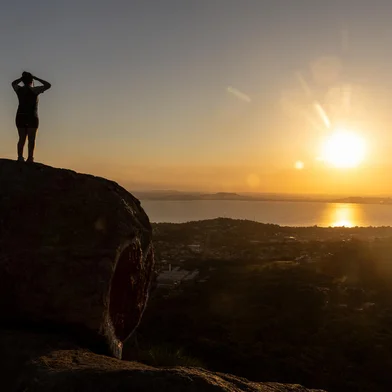 PORTO ALEGRE, RS, BRASIL - 2024.03.14 - Pauta especial aniversário de 252 anos de Poa. Matéria sobre ambientes naturais da cidade. Na foto: Adriene Guterrez, guia no Morro do Osso (Foto: André Ávila/ Agência RBS)<!-- NICAID(15709071) -->